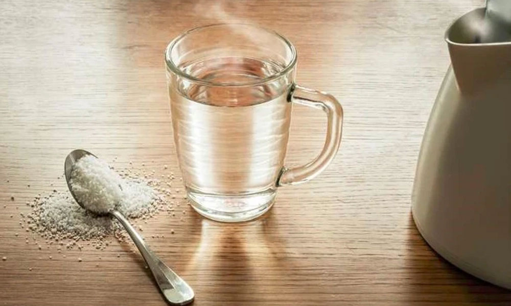 آب نمک گرم برای درمان خانگی حفره خشک