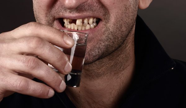 اثرات مصرف الکل بر سلامت دهان و دندان